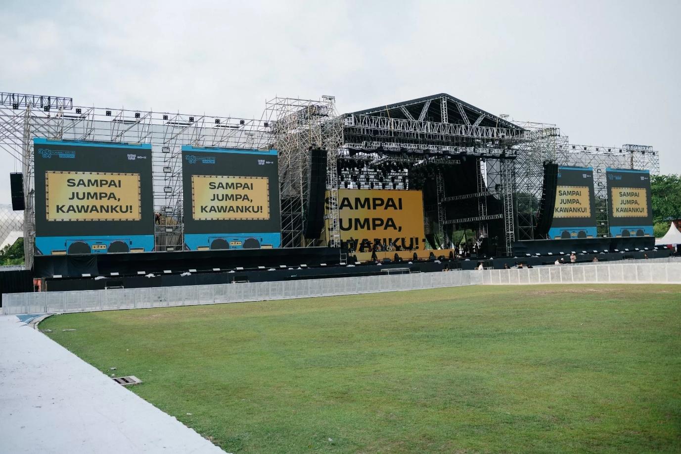 Stadion Atletik Rumbai yang jadi tempat konser Sheila on 7